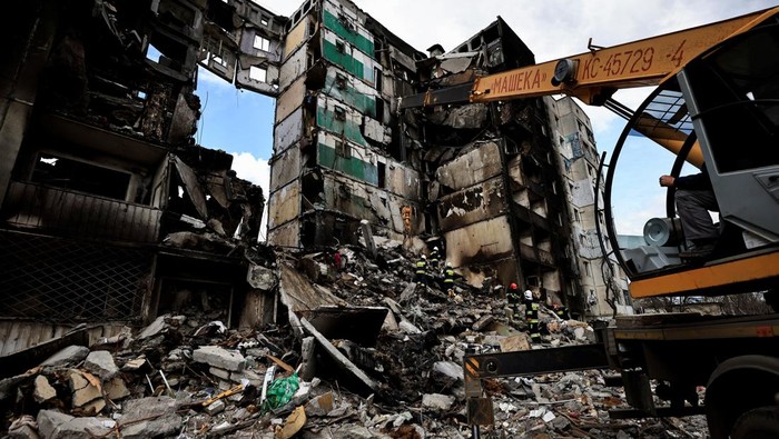 Potret Evakuasi Korban Reruntuhan Bangunan di Borodyanka, Ukraina Rescuers search for bodies under the rubble of a building destroyed by Russian shelling, amid Russia's invasion of Ukraine, in Borodyanka, Kyiv region, Ukraine April 11, 2022. REUTERS/Zohra Bensemra TPX IMAGES OF THE DAY