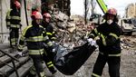 Evakuasi Korban Perang di Reruntuhan Bangunan Borodyanka, Ukraina
