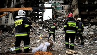 Tim penyelamat mencari mayat di bawah puing-puing sebuah bangunan yang dihancurkan oleh tembakan Rusia, di tengah invasi Rusia ke Ukraina, di Borodyanka, wilayah Kyiv, Ukraina, Senin, (11/4/2022).
