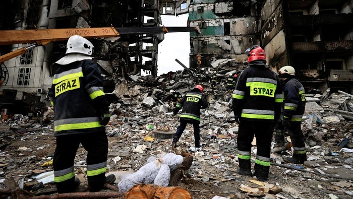 Rescuers search for bodies under the rubble of a building destroyed by Russian shelling, amid Russia's invasion of Ukraine, in Borodyanka, Kyiv region, Ukraine April 11, 2022. REUTERS/Zohra Bensemra     TPX IMAGES OF THE DAY