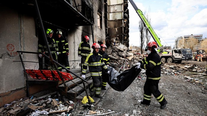 Rescuers carry the body of a woman, who was found inside a building that was destroyed by Russian shelling, amid Russias Invasion of Ukraine, in Borodyanka, Kyiv region, Ukraine April 11, 2022. REUTERS/Zohra Bensemra