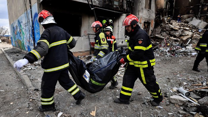 Potret Evakuasi Korban Reruntuhan Bangunan di Borodyanka, Ukraina Rescuers search for bodies under the rubble of a building destroyed by Russian shelling, amid Russia's invasion of Ukraine, in Borodyanka, Kyiv region, Ukraine April 11, 2022. REUTERS/Zohra Bensemra TPX IMAGES OF THE DAY