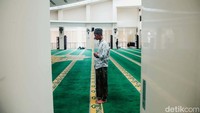 Sejumlah umat muslim beribadah di Masjid Asmaul Husna.