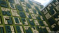 Masjid tiga lantai itu dibangun atas inisiasi Komunitas Muslim Gading Serpong (KMGS).