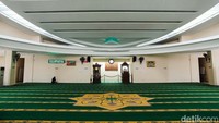 Ruang utama masjid memakai karpet warna hijau dengan strip kuning.