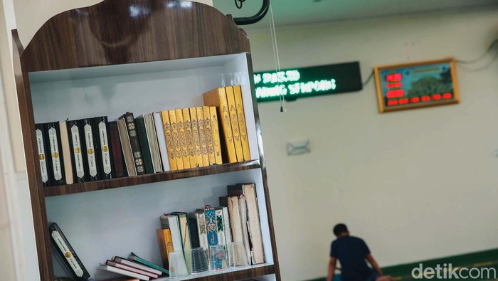 Potret Kemegahan Masjid Asmaul Husna di Gading Serpong Bangunan Masjid Asmaul Husna berdiri megah di Jalan Raya Kelapa Dua, kawasan Gading Serpong, Tangerang. Bangunan ini bertuliskan nama-nama Allah dengan huruf kufi.