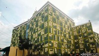 Ini bangunan Masjid Asmaul Husna di Jalan Raya Kelapa Dua, kawasan Gading Serpong, Tangerang, Selasa (12/4/2022). Masjid ini merupakan karya arsitek Ridwan Kamil saat sebelum menjabat sebagai Gubernur Jawa Barat.