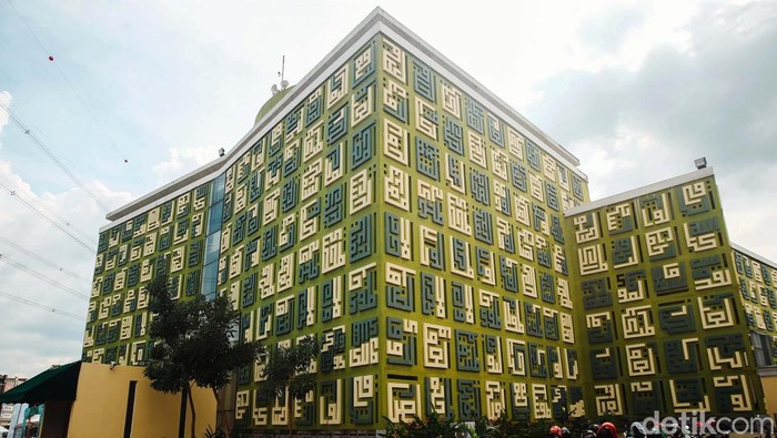 Potret Kemegahan Masjid Asmaul Husna di Gading Serpong Bangunan Masjid Asmaul Husna berdiri megah di Jalan Raya Kelapa Dua, kawasan Gading Serpong, Tangerang. Bangunan ini bertuliskan nama-nama Allah dengan huruf kufi.