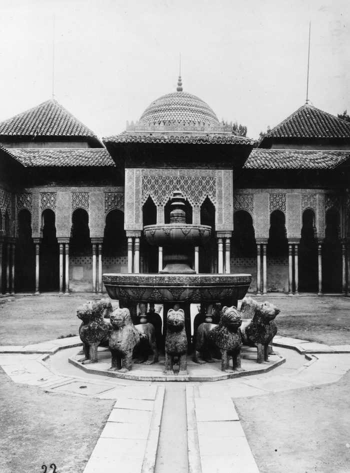 Istana Alhambra yang berada di Granada jadi bukti Islam pernah berjaya di Spanyol. Yuk, lihat foto-foto Istana Alhambra di masa lalu hingga saat ini.