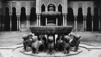 Diketahui, Istana Al-Hambra dibangun secara bertahap selama lebih dari 100 tahun mulai dari abad ke-14 hingga ke-15. Bangunan yang terletak di kota Granada, Spanyol ini pertama dibangun oleh Sultan Muhammad bin Al-Ahmar I. (Photo by Hulton Archive/Getty Images).