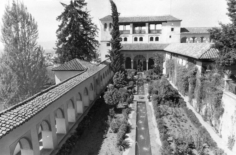 Istana Alhambra yang berada di Granada jadi bukti Islam pernah berjaya di Spanyol. Yuk, lihat foto-foto Istana Alhambra di masa lalu hingga saat ini.