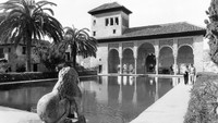 Penampakan Istana Alhambra yang baru dipugar di kota Granada, Andalusia, Spanyol, saat dipotret pada bulan Mei 1978. Istana ini berada di 428 km selatan Ibu Kota Madrid. (AP Photo/Horst Faas).
