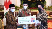PT Bank Syariah Indonesia Tbk. (BSI) membayar zakat perusahaan senilai lebih dari Rp 122,5 miliar kepada Badan Amil Zakat Nasional (Baznas). Tampak Direktur Utama PT Bank Syariah Indonesia Tbk (BSI) Hery Gunardi (kanan) menyerahkan zakat perusahaan dan zakat non perusahaan melalui Baznas.