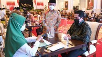Sejumlah menteri, gubernur, dan pejabat negara, juga menunaikan zakat melalui Badan Amil Zakat Nasional (Baznas) di Istana Negara.