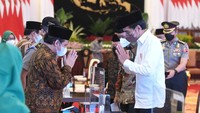 Presiden Joko Widodo (Jokowi) menyerahkan zakat kepada Badan Amil Zakat Nasional (Baznas). Jokowi mengatakan zakat merupakan kewajiban bagi setiap muslim untuk berbagi dengan yang lain.