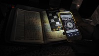 Pekerja mencoba memindai kode batang pada Alquran yang telah diproduksi di percetakan Syaamil Quran di Bandung, Jawa Barat, Selasa (12/4/2022).