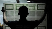 Pekerja melakukan pengecekan lembar Alquran di percetakan Syaamil Quran di Bandung, Jawa Barat, Selasa (12/4/2022).