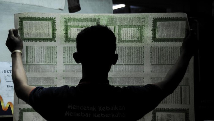 Produksi Alquran Meningkat Selama Ramadan Pekerja menyelesaikan produksi Al Quran di percetakan Syaamil Quran di Bandung, Jawa Barat, Selasa (12/4/2022). Pada Bulan Ramadhan, percetakan tersebut mengalami kenaikan produksi Al Quran sebanyak 50 persen atau dapat memproduksi sekitar 180 ribu eksemplar Al Quran dibandingkan dengan bulan sebelumnya yang hanya 90 ribu eksemplar. ANTARA FOTO/Raisan Al Farisi/tom.