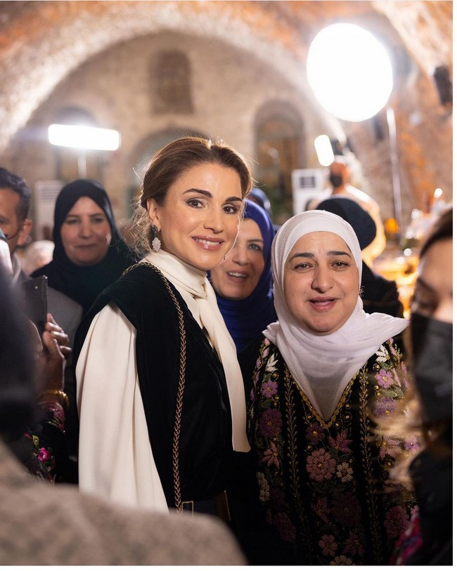 Ratu Rania memilih tampil dengan busana monokrom untuk acara bukber di Karak. Istri Raja Abdullah dari Yordania itu memadukan blouse berlengan balon dengan maxi dress hitam dan belt. Foto: Dok Instagram @queenrania