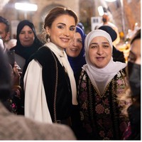 Ratu Rania memilih tampil dengan busana monokrom untuk acara bukber di Karak. Istri Raja Abdullah dari Yordania itu memadukan blouse berlengan balon dengan maxi dress hitam dan belt. Foto: Dok Instagram @queenrania