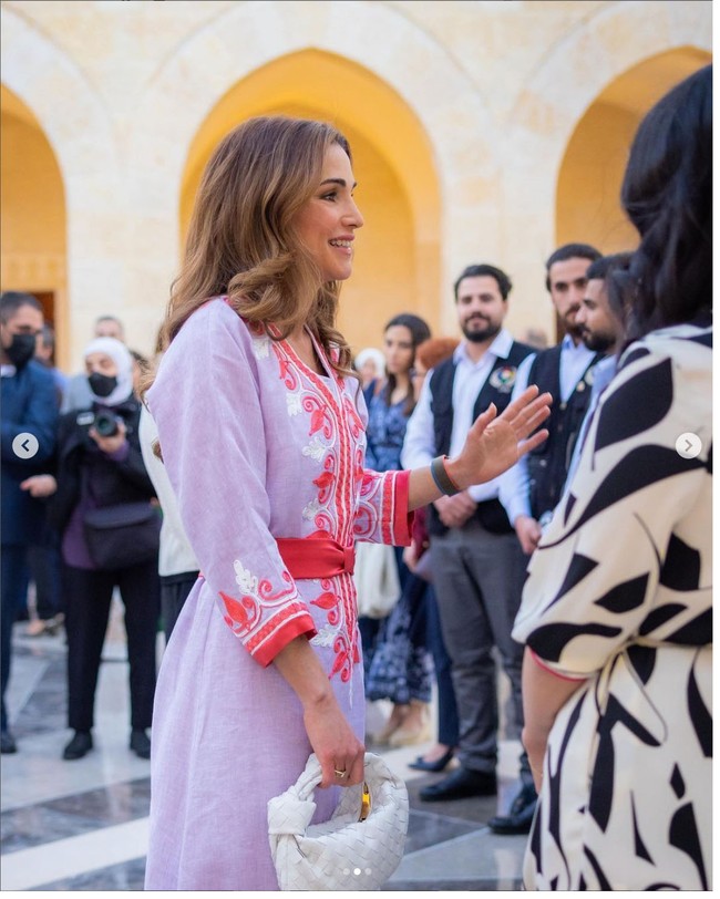 Ratu Rania tampil dengan abaya berwarna pink yang dihiasi bordir untuk acara buka puasa bersama di istananya itu. Dia memadukan abaya dengan Apple Watch. Foto: Dok Instagram @queenrania