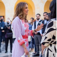 Ratu Rania tampil dengan abaya berwarna pink yang dihiasi bordir untuk acara buka puasa bersama di istananya itu. Dia memadukan abaya dengan Apple Watch. Foto: Dok Instagram @queenrania