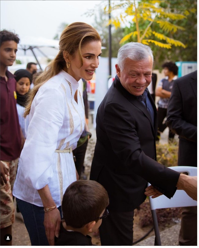 Kembali mendampingi Raja Abdullah menghadiri acara buka puasa, kali ini Ratu Rania tampil dengan busana lebih casual. Ibu empat anak itu bersama Raja Abdullah buka puasa bersama anak-anak yatim piatu di Aqaba. Foto: Dok Instagram @queenrania