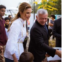 Kembali mendampingi Raja Abdullah menghadiri acara buka puasa, kali ini Ratu Rania tampil dengan busana lebih casual. Ibu empat anak itu bersama Raja Abdullah buka puasa bersama anak-anak yatim piatu di Aqaba. Foto: Dok Instagram @queenrania