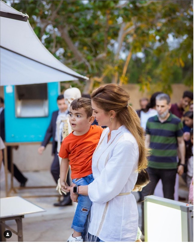 Ratu Rania memadukan kemeja putih dan celana denim. Kemeja putihnya dihiasi motif berwarna beige yang memberikan sentuhan berbeda sehingga busana tersebut tak terlihat ‘plain.’ Foto: Dok Instagram @queenrania