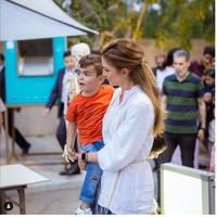 Ratu Rania memadukan kemeja putih dan celana denim. Kemeja putihnya dihiasi motif berwarna beige yang memberikan sentuhan berbeda sehingga busana tersebut tak terlihat ‘plain.’ Foto: Dok Instagram @queenrania