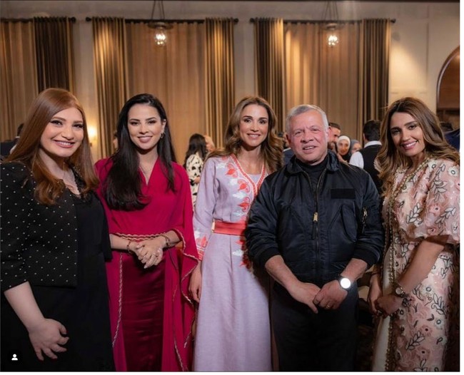 Pada 6 April 2022, Ratu Rania menggelar acara buka puasa bersama di Istana Al Husseinieh, Aman, Yordania. Acara buka puasa itu digelar untuk tamu spesial yaitu anak-anak muda berprestasi dan berpengaruh di bidangnya. Foto: Dok Instagram @queenrania