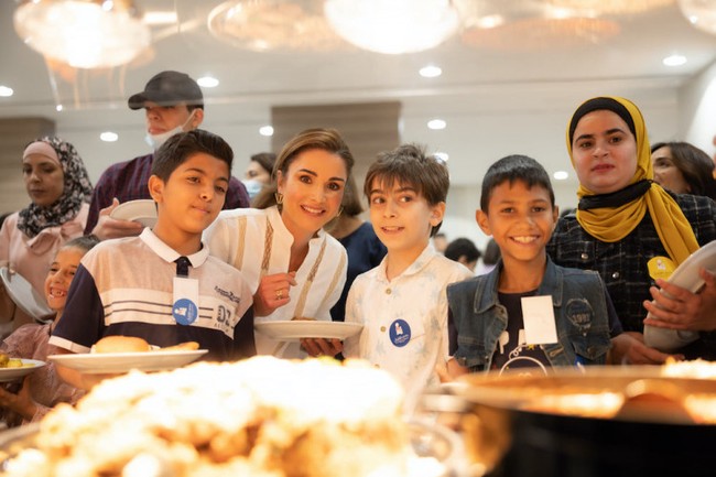 Ratu Rania mengikuti acara iftar sejak hari-hari awal Ramadhan. Dia mulai menjalani rangkaian acara bukber dengan mendatangi iftar yang digelar oleh para wanita di Karak Governorate.  Foto: Dok Instagram @queenrania