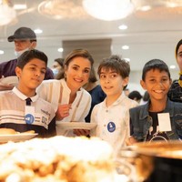 Ratu Rania mengikuti acara iftar sejak hari-hari awal Ramadhan. Dia mulai menjalani rangkaian acara bukber dengan mendatangi iftar yang digelar oleh para wanita di Karak Governorate.  Foto: Dok Instagram @queenrania