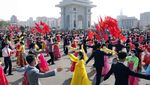 Rayakan 10 Tahun Kim Jong-Un Berkuasa, Muda-mudi Korut Asyik Berdansa
