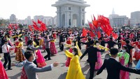 Para pemuda tampak mengenakan pakaian formal seperti jas dan dasi, sementara para perempuan tampak mengenakan pakaian tradisional dengan berbagai warna. (AP Photo/Jon Chol Jin).