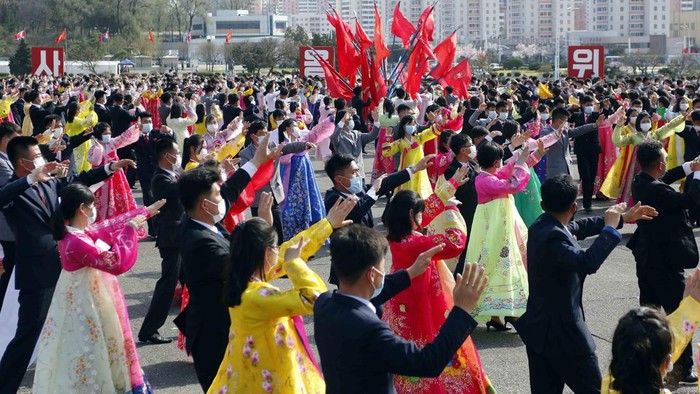 Rayakan 10 Tahun Kim Jong-Un Berkuasa, Muda-mudi Korut Asyik Berdansa Korea Utara rayakan 10 tahun Kim Jong-Un pimpin Partai Buruh Korea. Dalam perayaan itu, para muda-mudi berdansa di alun-alun Arch of Triumph di Pyongyang.