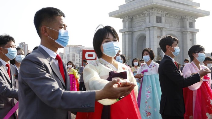 Rayakan 10 Tahun Kim Jong-Un Berkuasa, Muda-mudi Korut Asyik Berdansa Korea Utara rayakan 10 tahun Kim Jong-Un pimpin Partai Buruh Korea. Dalam perayaan itu, para muda-mudi berdansa di alun-alun Arch of Triumph di Pyongyang.
