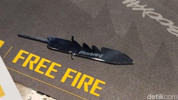 SIM card injector dibuat seperti pisau di FF. Foto: Adi Fida Rahman/detikINET