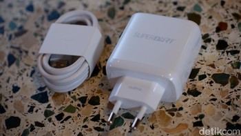 Charger dan kabel data. Foto: Adi Fida Rahman/detikINET