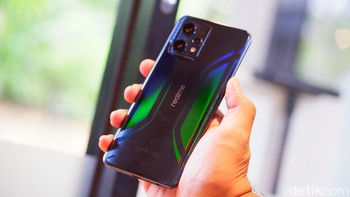 Realme menghiasi bagian belakang ponsel edisi terbatasnya dengan ornamen Free Fire. Foto: Adi Fida Rahman/detikINET