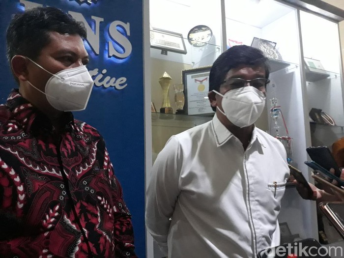 Rektor UNS bersama Dirut BPJS Kesehatan.