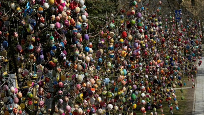 RELIGION-EASTER/LITHUANIA-EGGS Trees decorated with thousands of Easter eggs are seen in the kindergarten in Seduva, Lithuania April 11, 2022. REUTERS/Ints Kalnins
