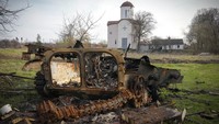 Tampak pecahan kendaraan militer Rusia yang hancur berlatar belakang gereja Ortodoks di desa Lypivka dekat Kyiv, Ukraina. AP Photo/Efrem Lukatsky.