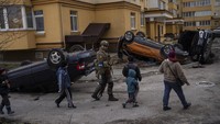Perang yang terjadi di Ukraina menghancurkan bangunan hingga kendaraan. AP Photo/Rodrigo Abd.