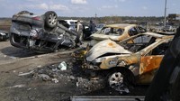 Penampakan mobil-mobil milik warga yang hancur akibat serangan udara pasukan Rusia. AP Photo/Efrem Lukatsky.