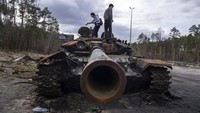 Tak hanya mobil warga, serangan udara juga menghancurkan kendaraan militer. AP Photo/Evgeniy Maloletka.