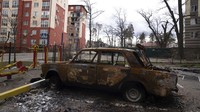 Mobil-mobil yang sebelumnya merupakan harta milik warga kini hancur dan menjadi rongsokan. AP Photo/Evgeniy Maloletka.