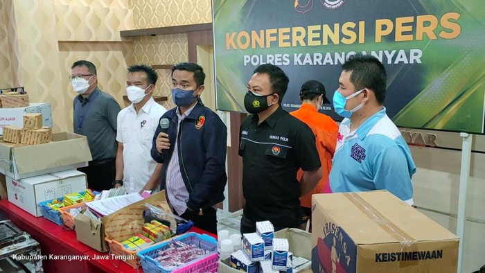 Rilis kasus pemalsuan merek di Mapolres Karanganyar, Selasa (12/4/2022).
