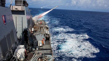 Rusia sendiri dengan kapal tempurnya, kabarnya telah memblokade sekitar 300 kapal di Laut Hitam. Foto: US Navy