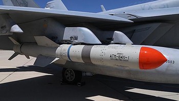 Bagian ujungnya memiliki hulu ledak seberat 221 kilogram yang akan meledak begitu mencapai incarannya.  Foto: US Navy